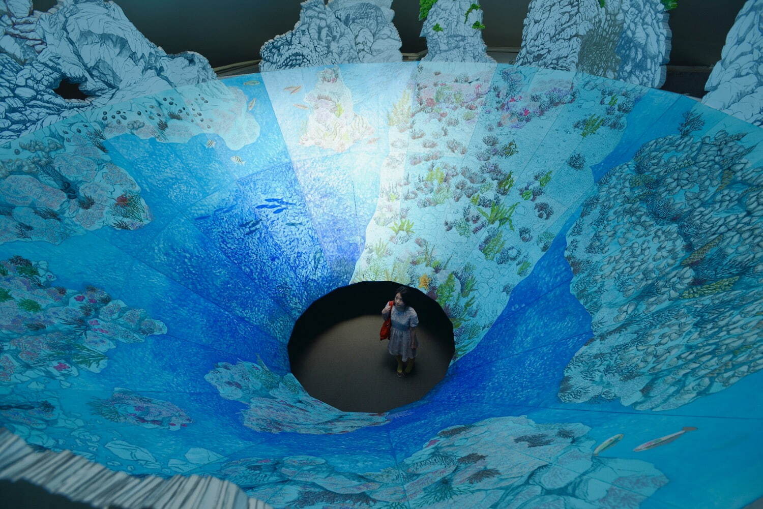 康夏奈(吉田夏奈)《花寿波島の秘密》2013 個人蔵
(「瀬戸内国際芸術祭」(香川県小豆島、2013-2019)展示風景)
Photo: Takahashi Kimito