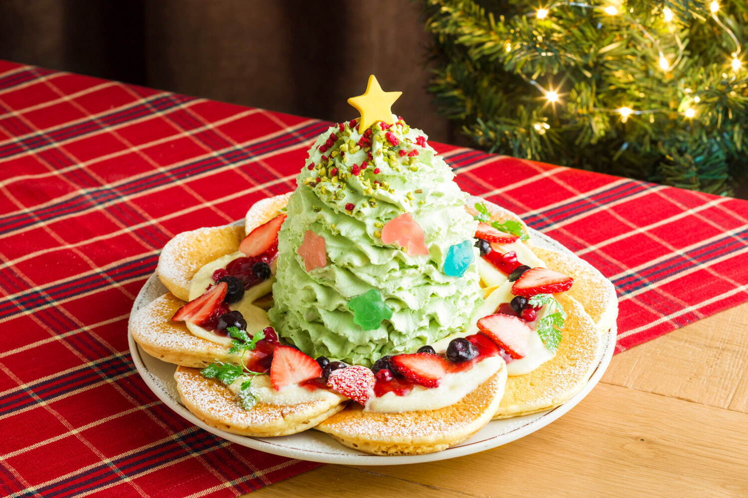 エッグスンシングス ホノルルクリスマスパンケーキ ツリーに見立てたピスタチオクリームのせ ファッションプレス