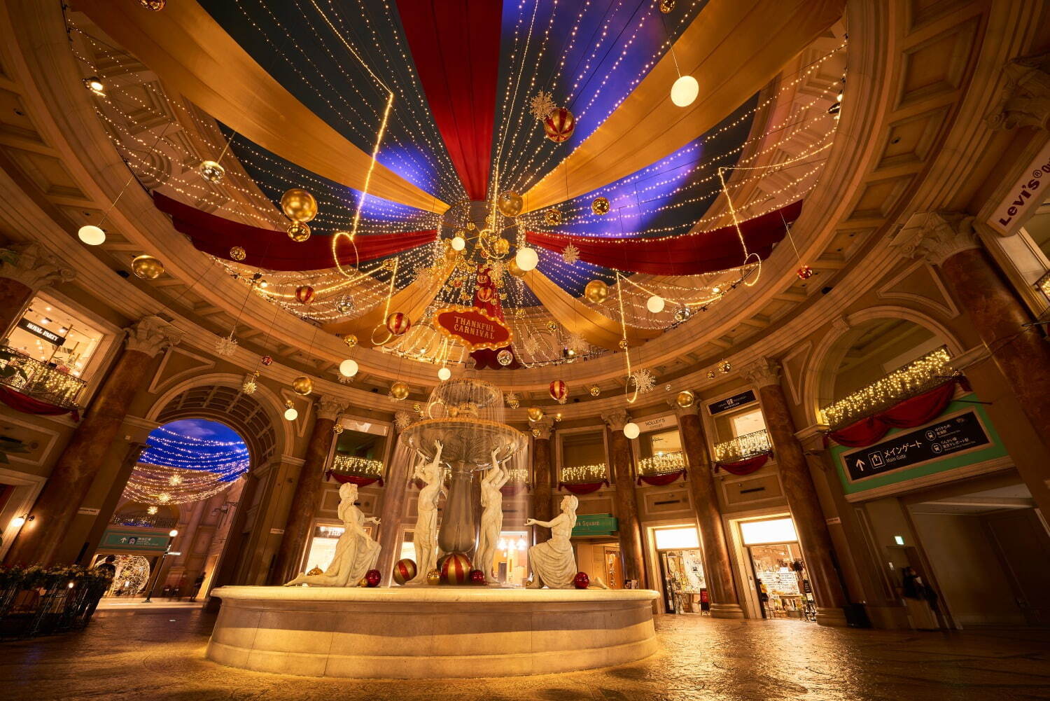 お台場｜ヴィーナスフォート“最後の”イルミネーション、光の雪が降り注ぐ噴水広場やトナカイデコレーション