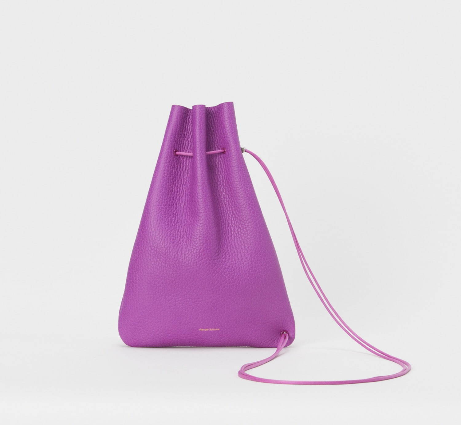 エンダースキーマの22冬春新作、ガラスレザーのレコードバッグ＆味わい深い経年変化を楽しむミニ財布など｜写真1