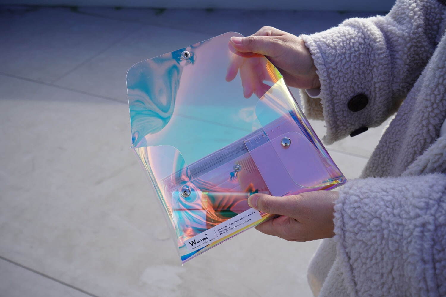 Wpc.“虹色に輝く”幻想的な「オーロラポーチ＆オーロラバッグ