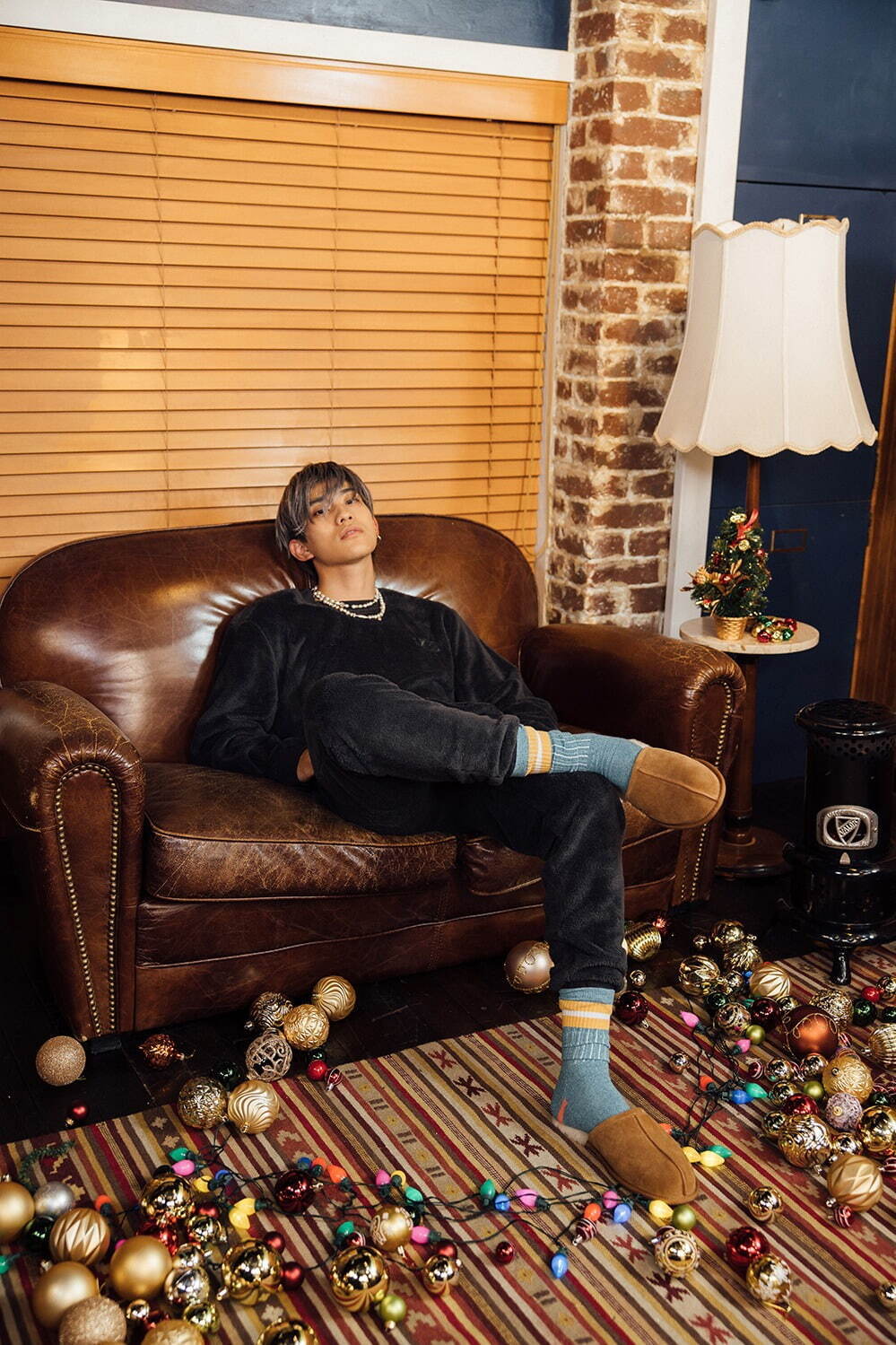 UGGのクリスマスシューズ、カラフル"もこもこ"サンダル＆煌めくゴールドブーツに冬小物も｜写真24