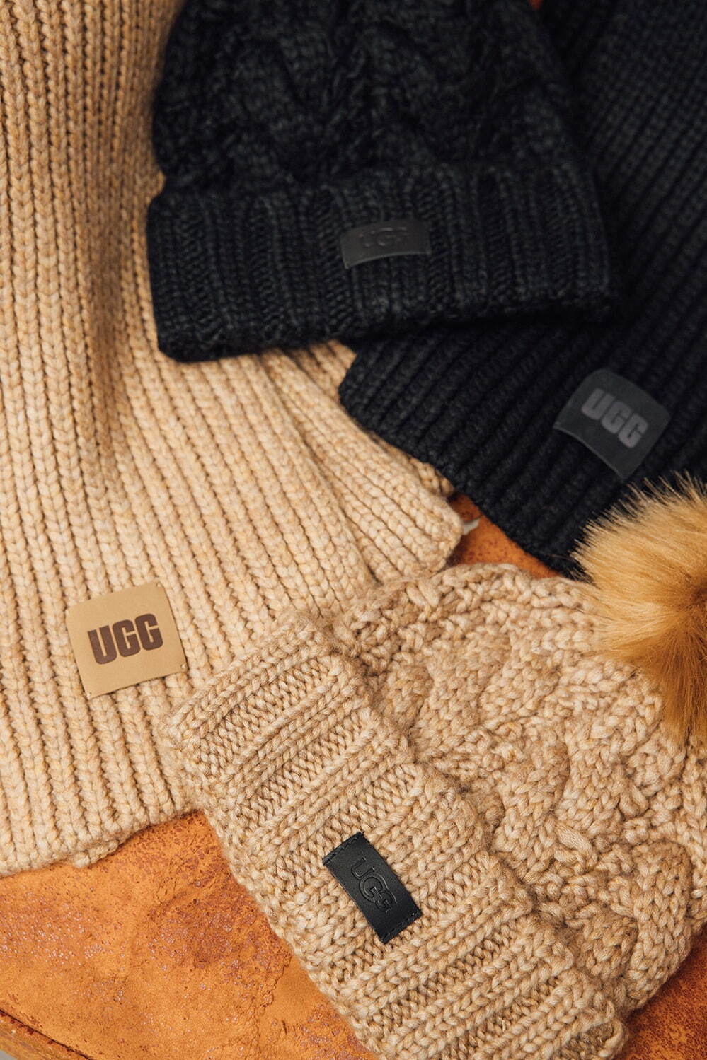 UGGのクリスマスシューズ、カラフル"もこもこ"サンダル＆煌めくゴールドブーツに冬小物も｜写真28