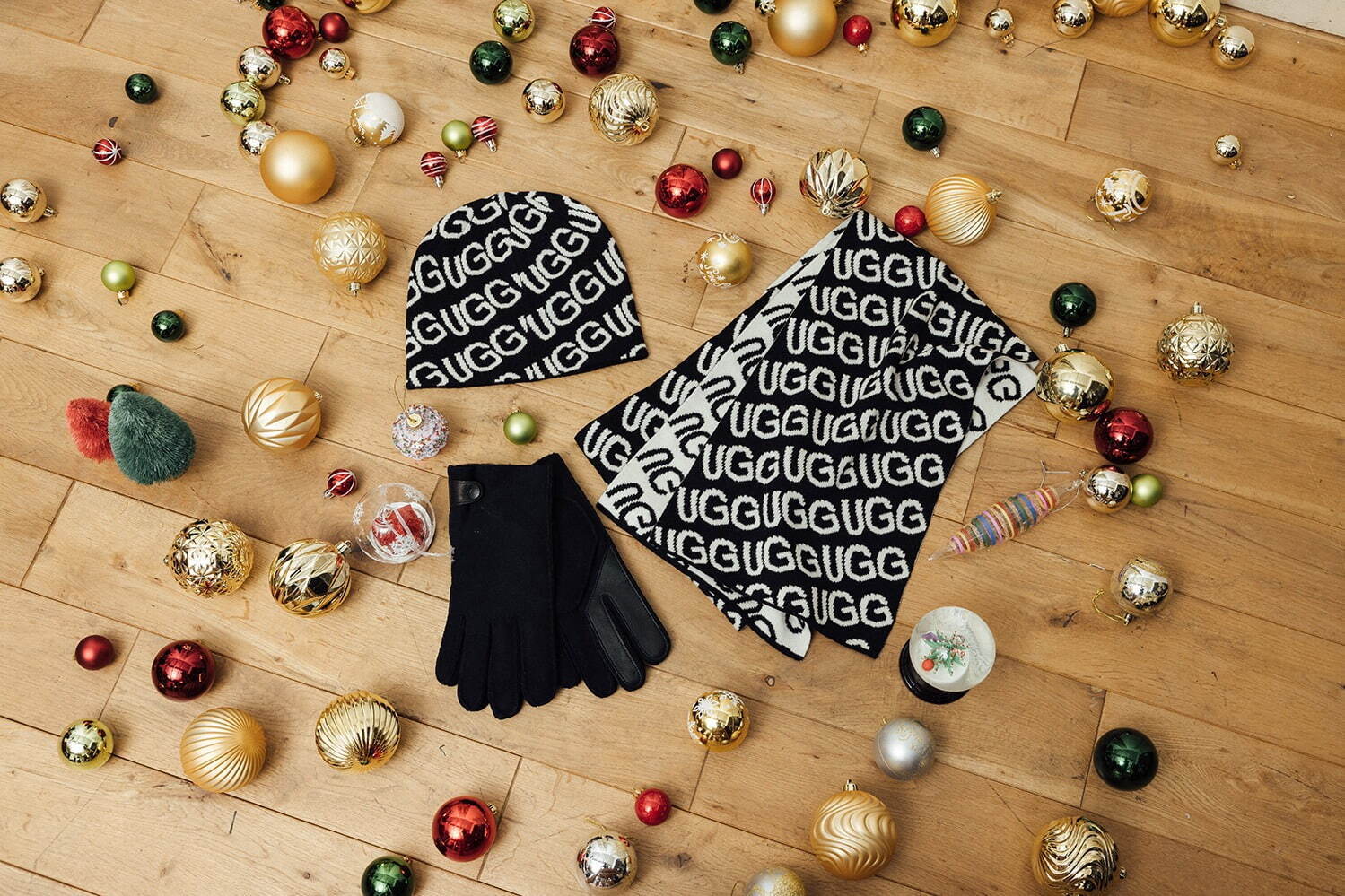 UGG ロゴ ニット ビーニー 7,700円
UGG ロゴ ニット スカーフ 11,000円