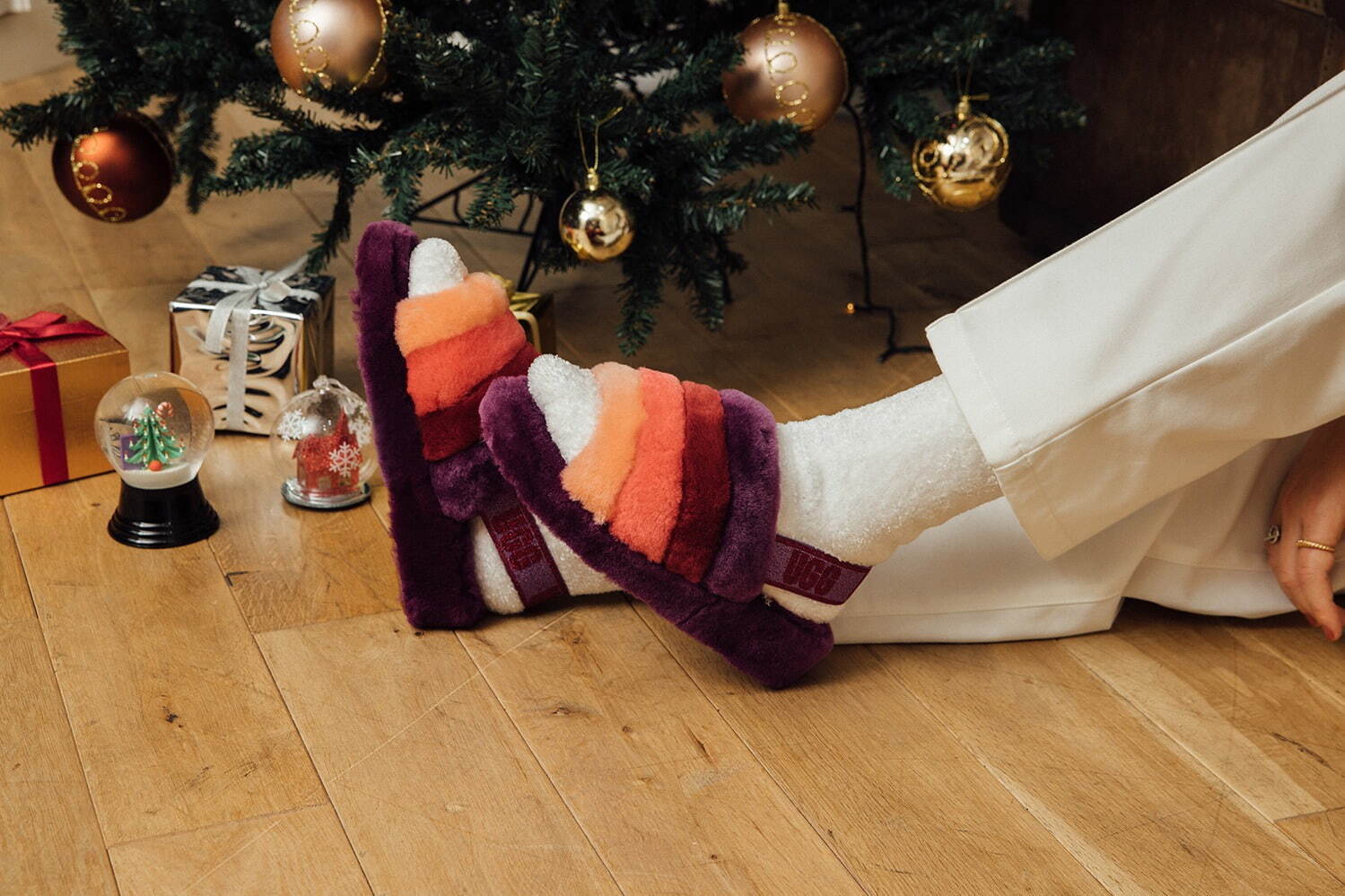 UGGのクリスマスシューズ、カラフル"もこもこ"サンダル＆煌めくゴールドブーツに冬小物も｜写真13