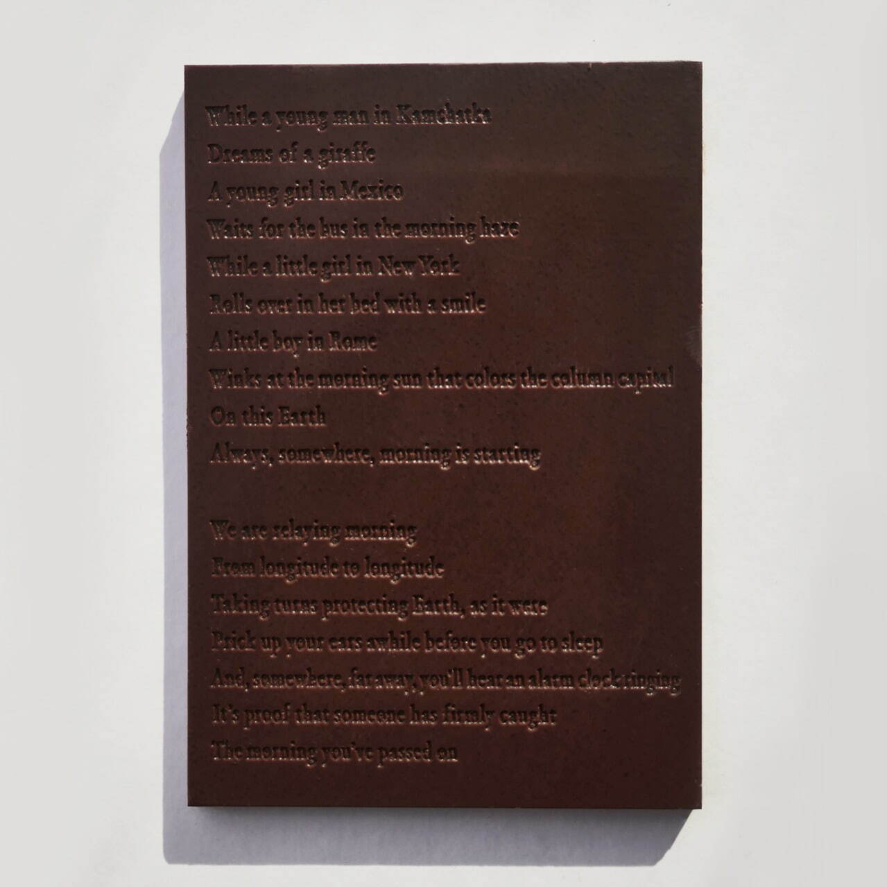 谷川俊太郎の“詩を味わう”チョコレート、代表作「朝のリレー」を世界初となる英訳版で｜写真1