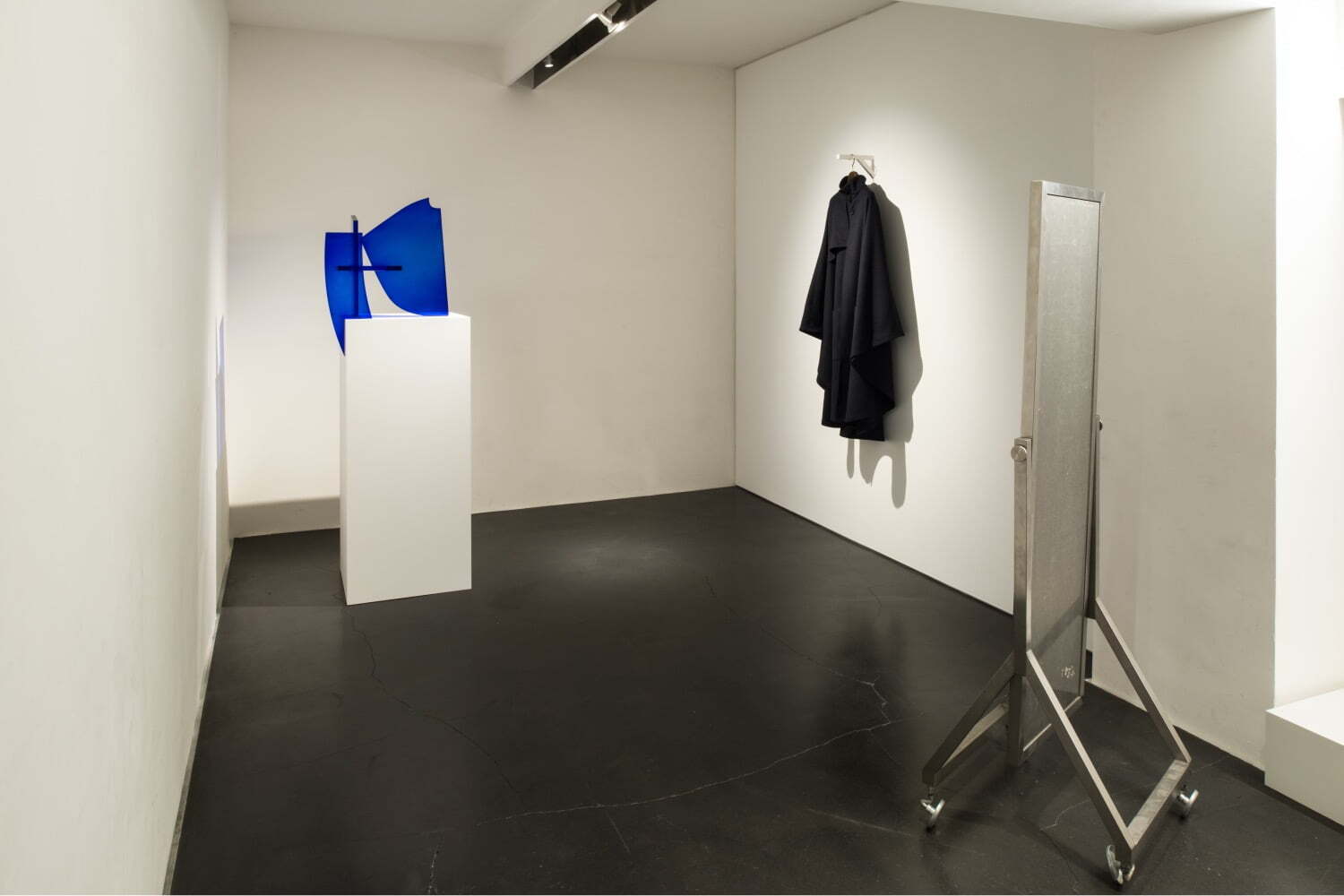 美術家・冨井大裕の個展が新宿で - タクタクのパターンを起点に探る“平面と立体の関係性”