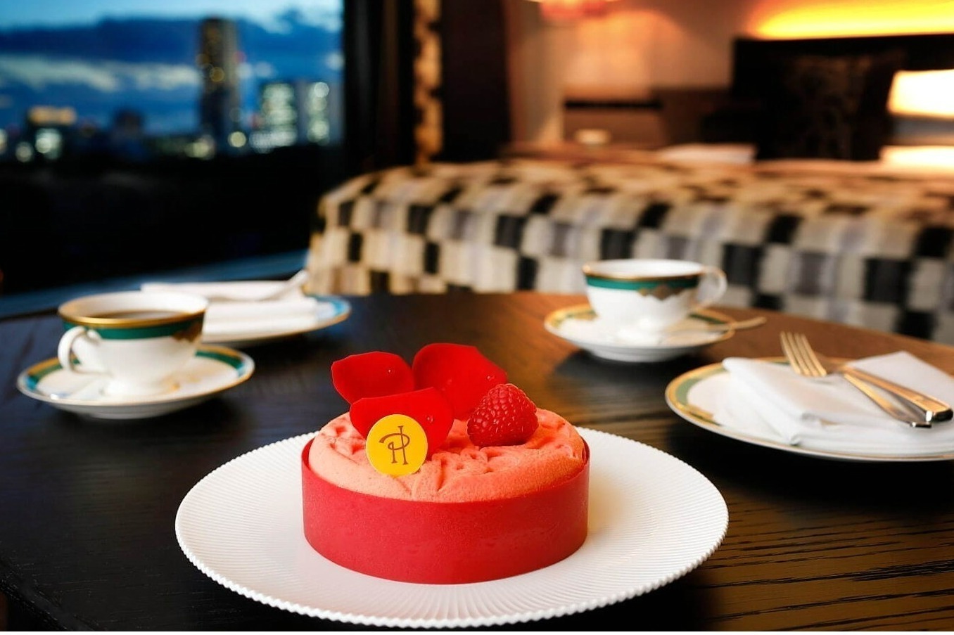 ホテルニューオータニ(東京)「ピエール・エルメ・パリ」のクリスマスケーキを部屋で楽しむ限定プラン