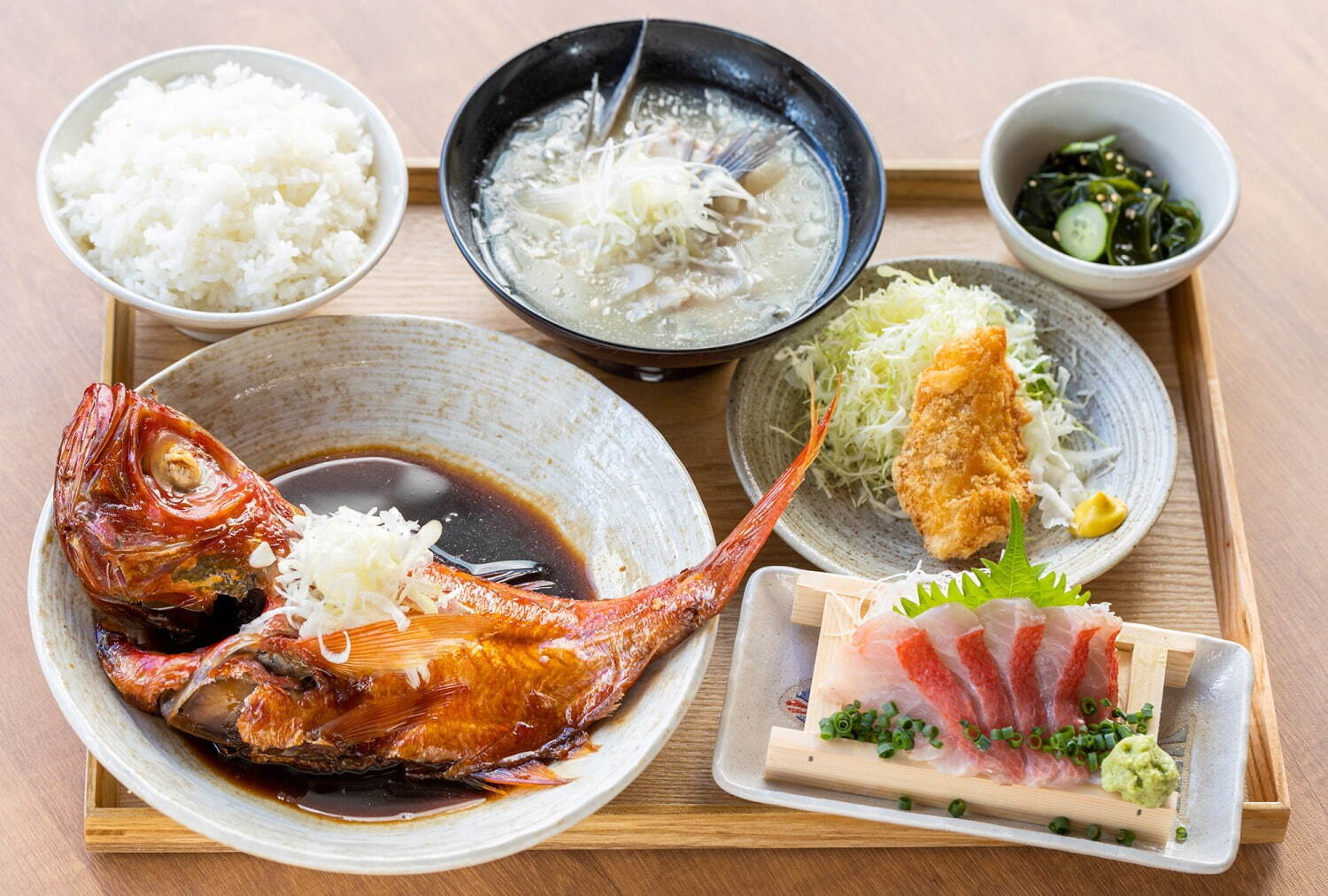 刺身食べ放題「熱海おさかなパラダイス」約30種類メニューを好きなだけ、オリジナル海鮮丼作りも｜写真4
