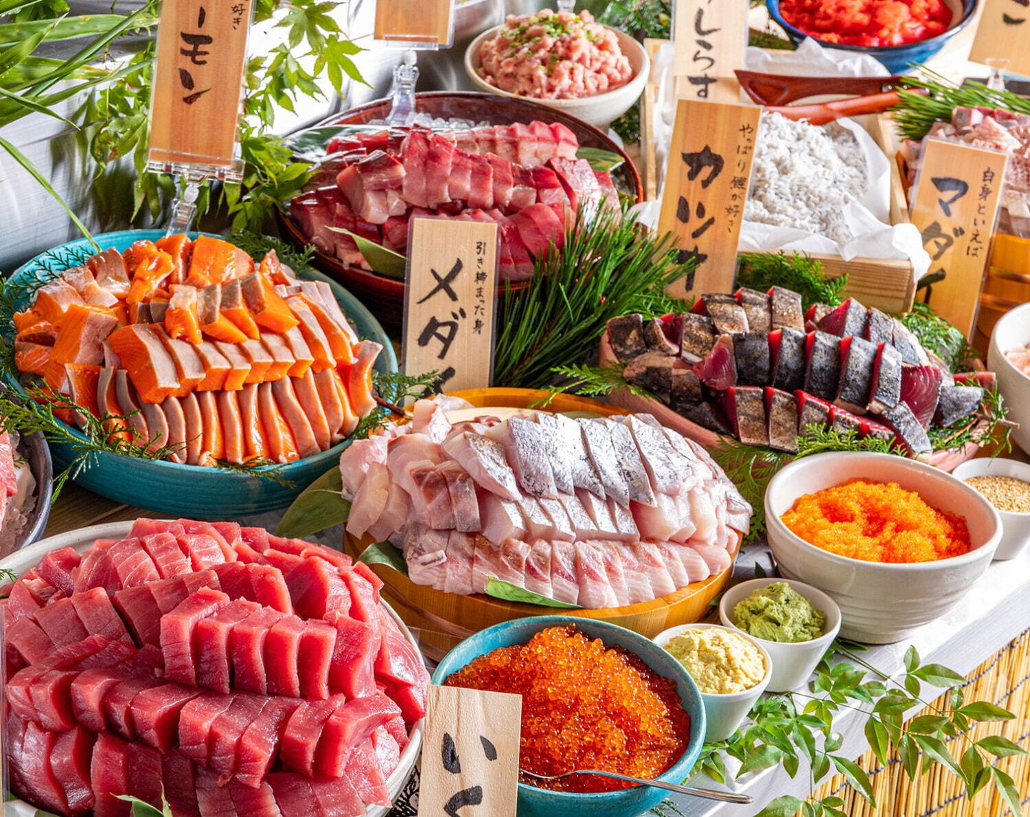 刺身食べ放題「熱海おさかなパラダイス」約30種類メニューを好きなだけ、オリジナル海鮮丼作りも｜写真1