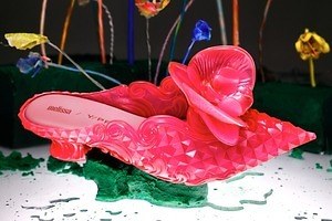 メリッサ×Y/プロジェクト“ランの花”付きクリアサンダルや花瓶ミュール、伊勢丹新宿の限定ストアで