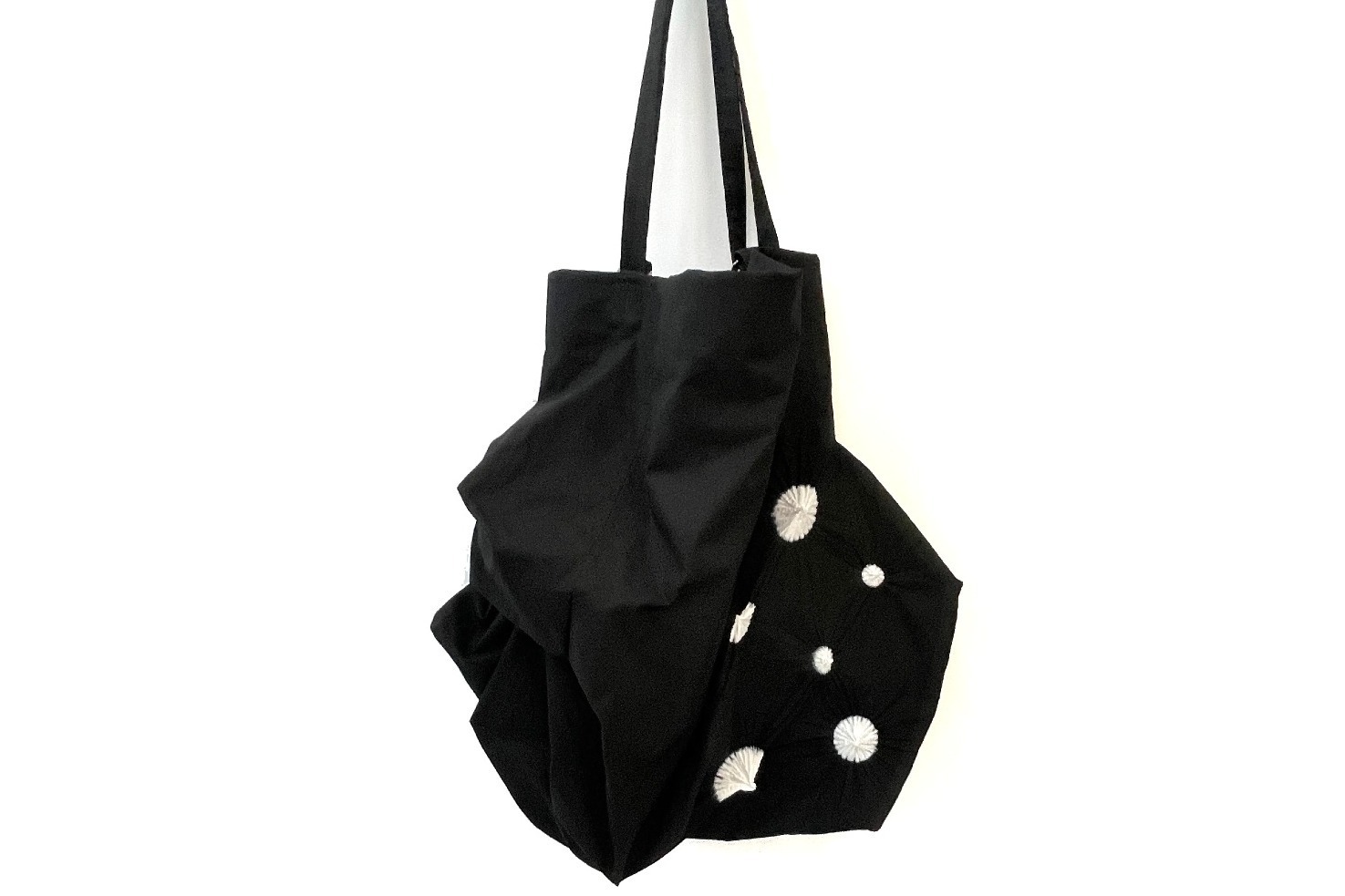 ディスコード ヨウジヤマモト、伝統的な“絞り”の水玉トートバッグ＆個性的な表情の革小物など