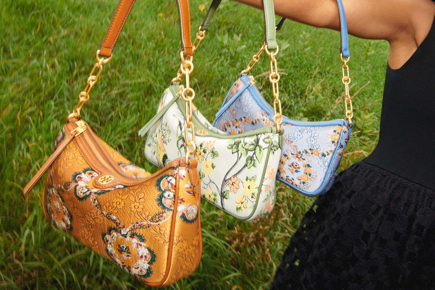 トリー バーチ新作“フラワー模様”バッグ＆ロゴチャームが輝くジュエリー、クリスマスギフトにも