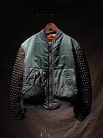 ユナイテッドアローズ＆サンズが神山隆二とコラボ、アートワークとスタッズを配したリメイクMA-1｜写真1