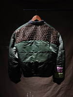 ユナイテッドアローズ＆サンズが神山隆二とコラボ、アートワークとスタッズを配したリメイクMA-1｜写真2