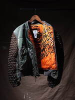 ユナイテッドアローズ＆サンズが神山隆二とコラボ、アートワークとスタッズを配したリメイクMA-1｜写真3