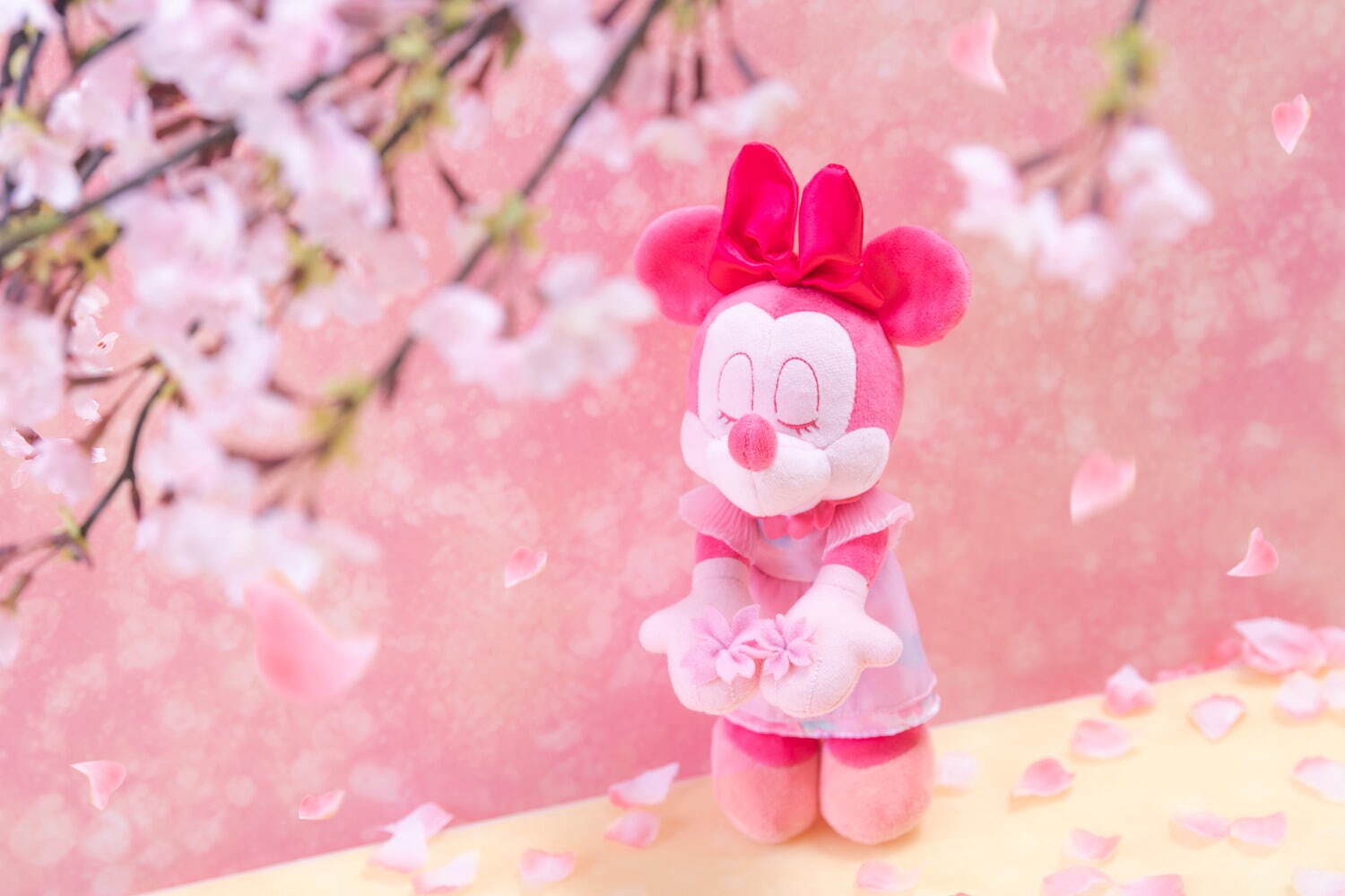 東京ディズニーリゾート“ミニーマウス”限定グッズ、桜モチーフのプレートやハート型クッション｜写真47