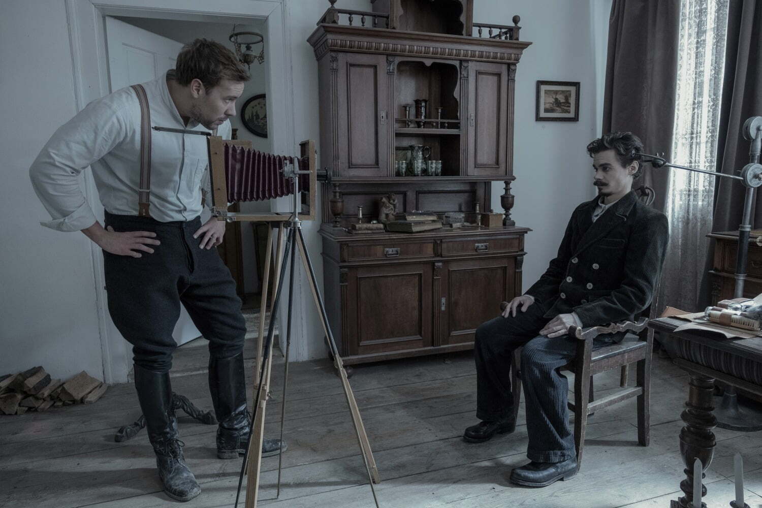 ホラー映画『ポスト・モーテム 遺体写真家トーマス』悪霊が棲む“呪われた村”の秘密とは？史実から構想