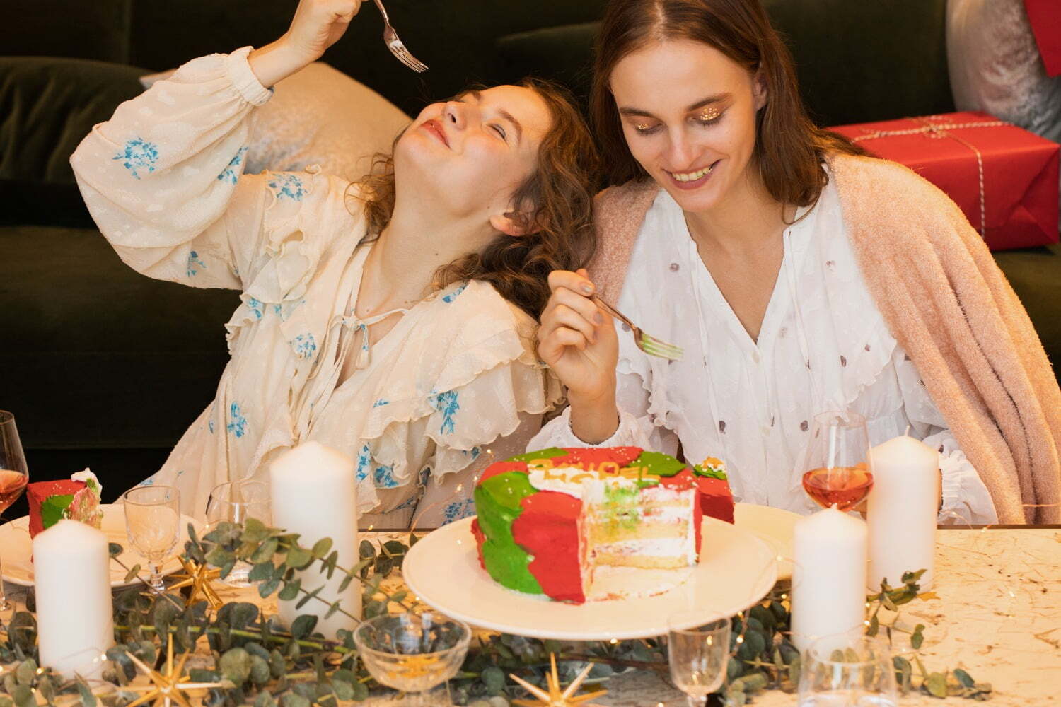 スナイデル ホームのクリスマスルームウェア、しっとり“シアバター加工”を施したフリルワンピースなど