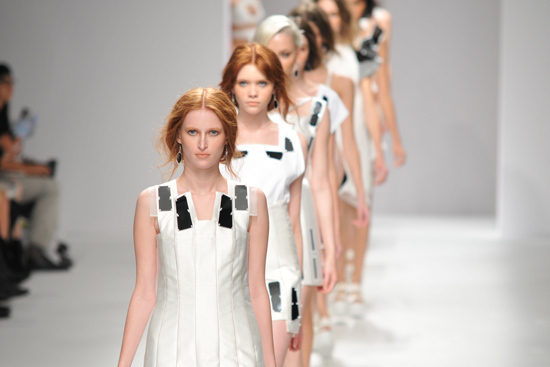 ヒスイ 2010年春夏 ウィメンズ コレクション