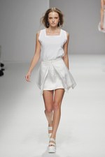 翡翠(HISUI)、2010春夏コレクション - 白から生まれる様々な可能性｜写真2