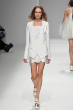 翡翠(HISUI)、2010春夏コレクション - 白から生まれる様々な可能性｜写真6