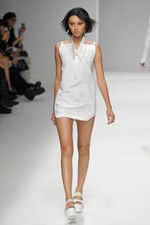 翡翠(HISUI)、2010春夏コレクション - 白から生まれる様々な可能性｜写真7