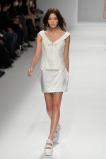 翡翠(HISUI)、2010春夏コレクション - 白から生まれる様々な可能性｜写真10