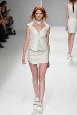 翡翠(HISUI)、2010春夏コレクション - 白から生まれる様々な可能性｜写真12