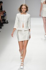 翡翠(HISUI)、2010春夏コレクション - 白から生まれる様々な可能性｜写真13