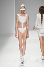 翡翠(HISUI)、2010春夏コレクション - 白から生まれる様々な可能性｜写真14