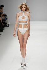 翡翠(HISUI)、2010春夏コレクション - 白から生まれる様々な可能性｜写真15