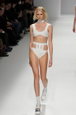 翡翠(HISUI)、2010春夏コレクション - 白から生まれる様々な可能性｜写真17