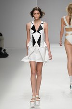 翡翠(HISUI)、2010春夏コレクション - 白から生まれる様々な可能性｜写真18