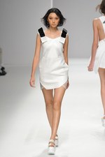 翡翠(HISUI)、2010春夏コレクション - 白から生まれる様々な可能性｜写真19