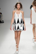 翡翠(HISUI)、2010春夏コレクション - 白から生まれる様々な可能性｜写真21