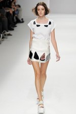 翡翠(HISUI)、2010春夏コレクション - 白から生まれる様々な可能性｜写真22