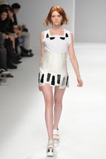 翡翠(HISUI)、2010春夏コレクション - 白から生まれる様々な可能性｜写真24