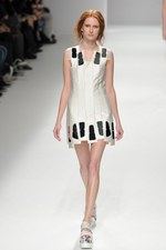 翡翠(HISUI)、2010春夏コレクション - 白から生まれる様々な可能性｜写真25