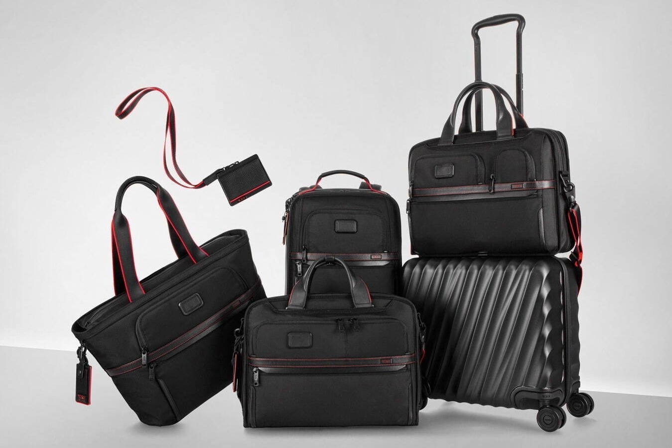 トゥミの新作バッグ、“黒×赤”のトートやバックパック、3WAYブリーフ 