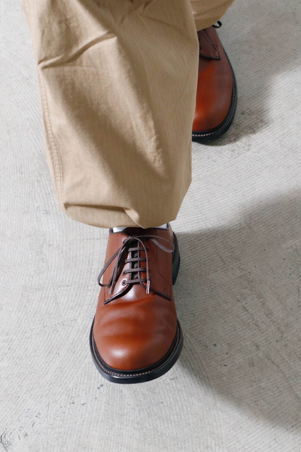 ナナミカ×リーガルのレザーシューズ、定番サドルシューズを