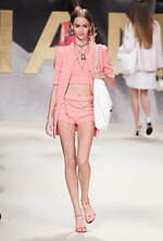 2022年春夏ファッションは「ミニ丈」がトレンド、人気ブランドの最新コーデを先取り！｜写真1