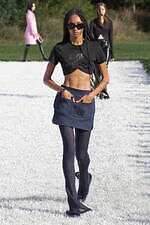 2022年春夏ファッションは「ミニ丈」がトレンド、人気ブランドの最新コーデを先取り！｜写真2