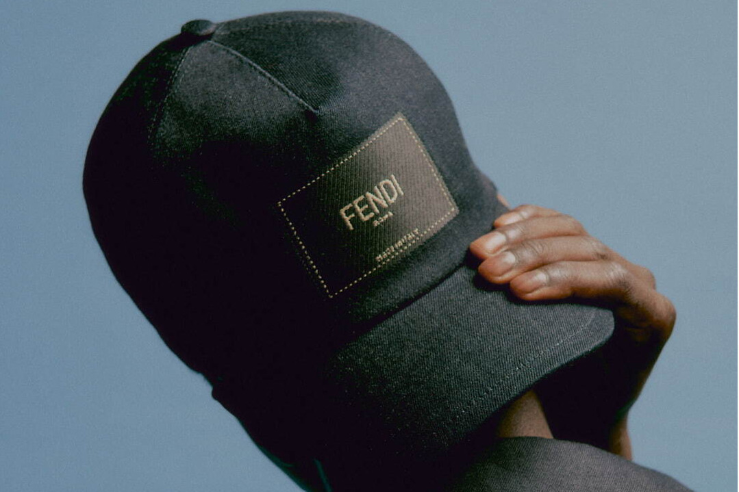 フェンディ“ダークデニム”のメンズパンツ＆キャップなど、ロゴ入りジャカードパッチ付き