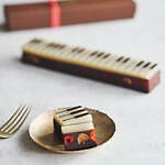 ピアノ型羊羹「湯布院 ジャズとようかん」“いちご”入り羊羹が12月限定で、チョコの冬限定フレーバーも｜写真2