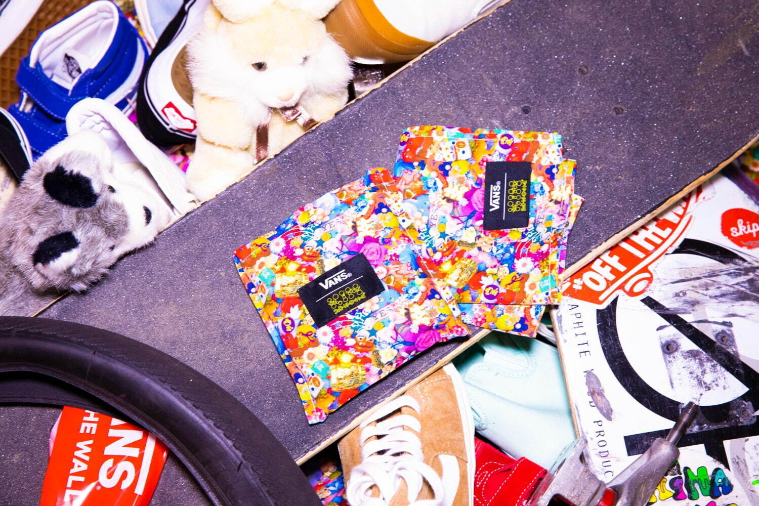 VANS“ぬいぐるみ”着想ダルメシアン柄のファースニーカー、シャンデリア VANS“ぬいぐるみ”着想ダルメシアン柄のファースニーカー、シャンデリア