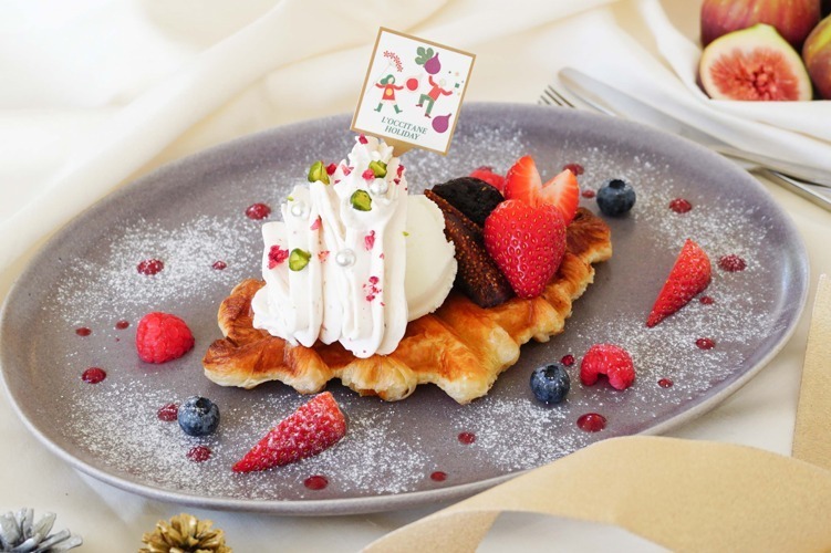 ロクシタンカフェのクリスマス限定スイーツ、“ひんやり”完熟いちじく×バター香るクロワッサンワッフル