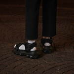 ヴァレンティノ“ネオンカラー”の新作メンズウェア、ネオンピンクの立体ソールを配したスニーカーも｜写真9