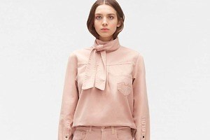 N21×セブンフォーオールマンカインド初コラボ、“ヌードピンク”のデニムボウタイシャツやケープ