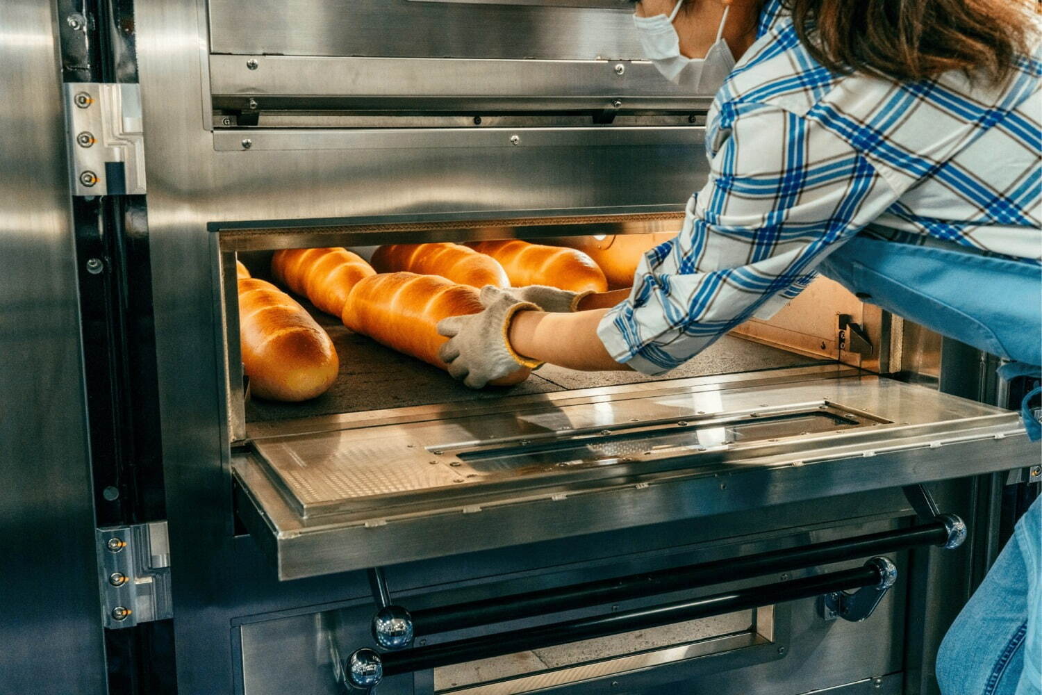 日本初“生ソフトフランスパン”専門店「虹」代官山に、“ふわふわ食感”全長60センチのフランスパン｜写真2